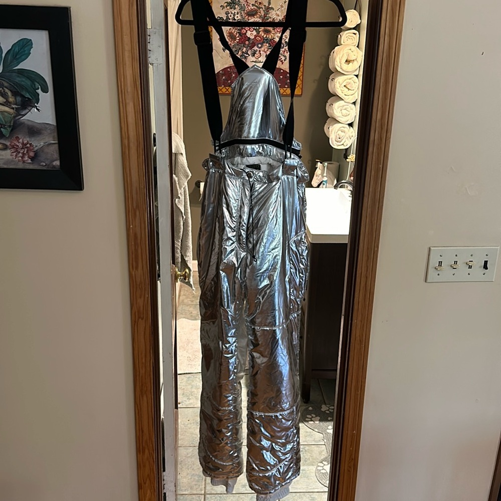 Brand new club exx silver snowsuit/snow pants size L never worn